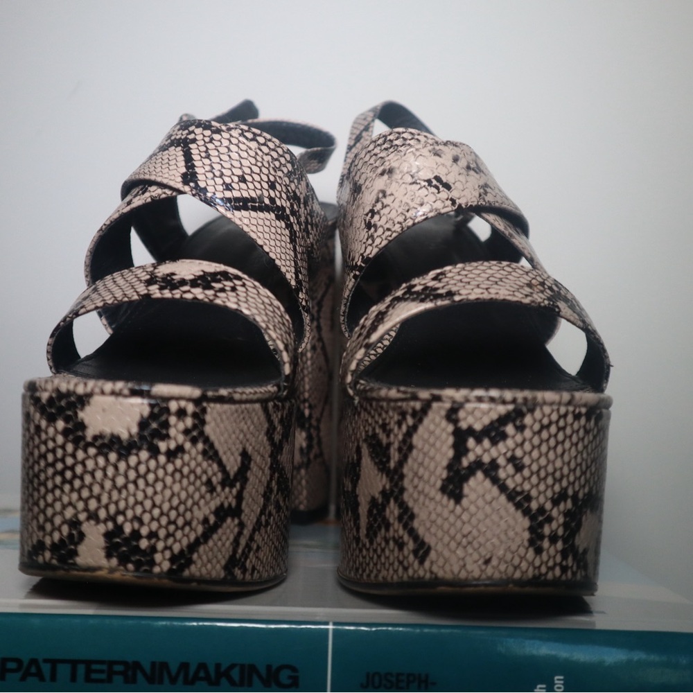 La Moda gray snake print platform heels - Picture 4 of 7